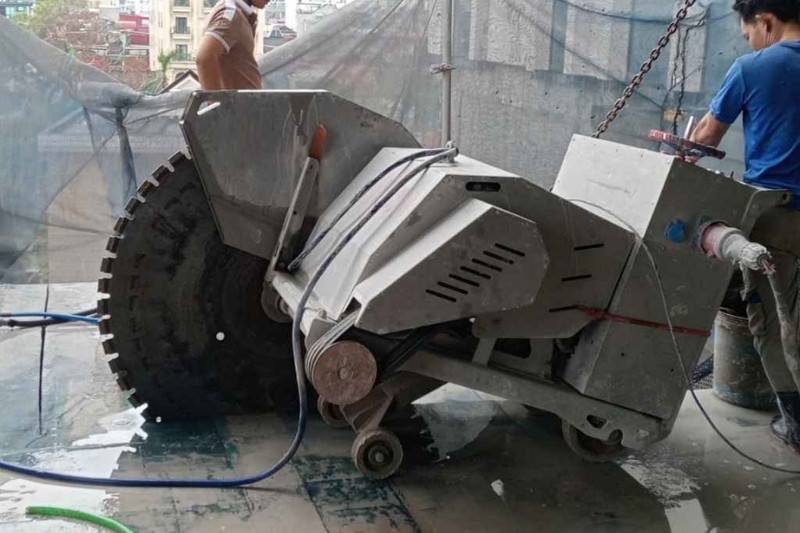Vết cắt bê tông thẳng và phẳng bằng máy cắt sàn chuyên dụng - Dịch vụ cắt bê tông Ngọc Tuyến tại Hải Phòng.