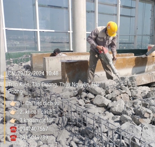 Thợ thi công của Khoan Cắt Bê Tông Ngọc Tuyến đang đục phá bê tông cốt thép tại công trình ở Hải Phòng.
