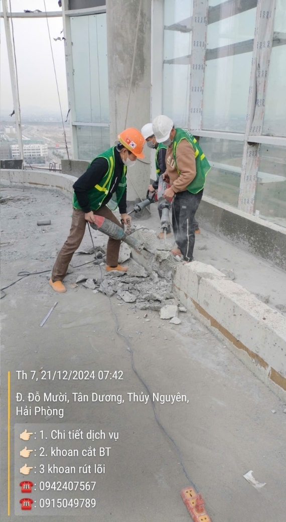 Đội ngũ của Ngọc Tuyến đang phối hợp đục phá bê tông trên cao tại một công trình ở Hải Phòng.